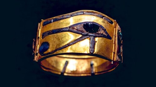 Tutankhamun’s Wadjet Eye BraceletThe central feature of this bracelet is an wadjet eye. It is made o