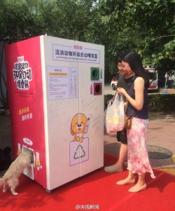 cctvnews:  China’s first recycling machine that turns bottles into dog foodThis may look like any other vending machine, but rather than needing coins, this magic metal box only requires plastic bottles. In return, it offers back food for stray dogs