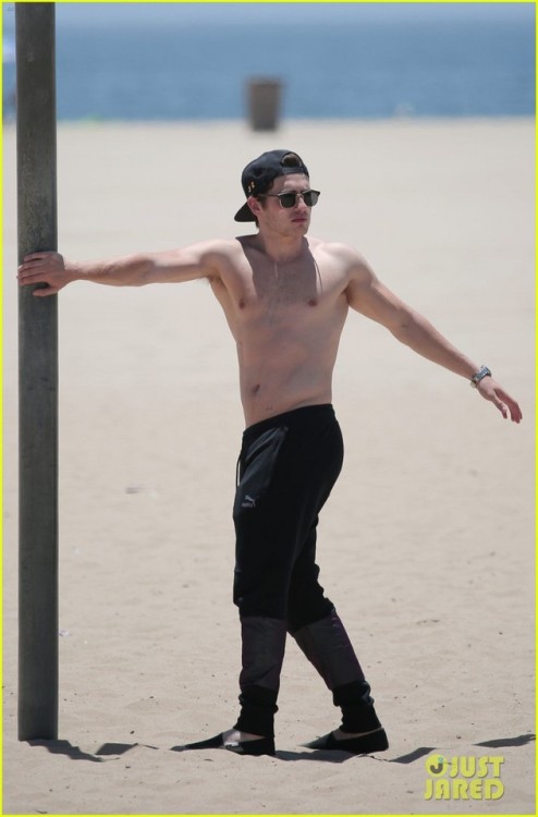 shirtlessthomas:  Gregg Sulkin Goes Shirtless adult photos