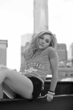 famousrichones: Emily Kinney