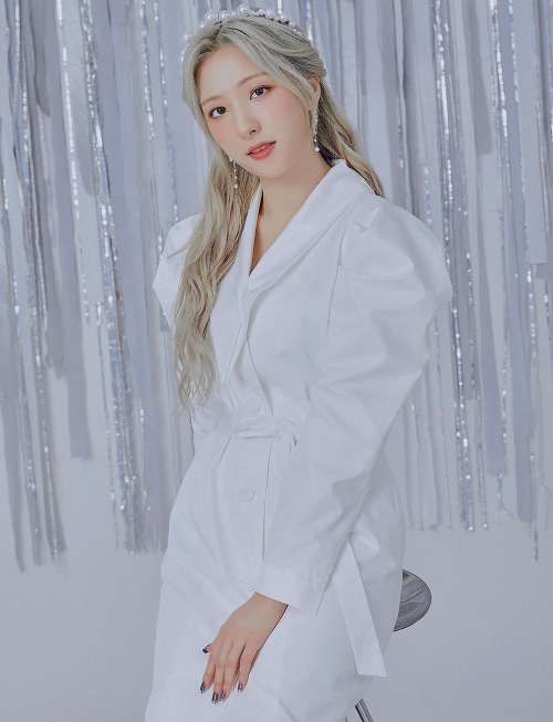 eunseo universe photoshoot: light silver