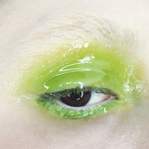 y2kaestheticinstitute:  lavendergin:  https://www.instagram.com/p/BDByBEJhcLR/   Chartreuse Jelly Eyes by Kelseyanna Fitzpatrick (2016)