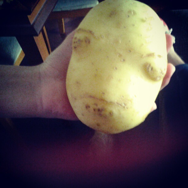 Batata da @cris_portella kk #potato #face #yellow #hand #funny #strange #food #foodporn