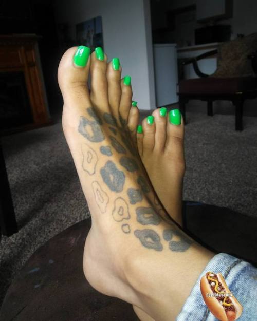 @sole_siren #cinnamonfeetart #pedicure #toes #prettytoes #feet #sweatyfeet #greentoes #greennailpoli