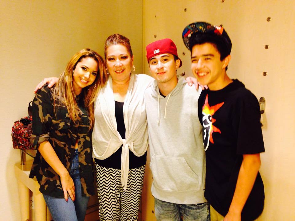 villegas-news:  Jasmine with her mother and brothers yesterday. (2.10.2014)