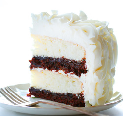 kawaii-food-is-kawaii:  White Layer Cake