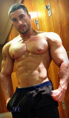 keepemgrowin: OMFG… serious muscle, seriously