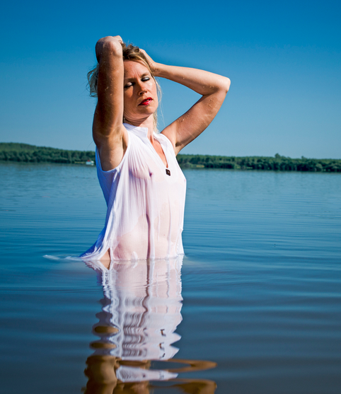 She&rsquo;s so Transparently Beautiful &amp; The world of reflectionWater,