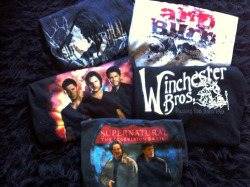 superwhoavengelockandme:  badgersinbowties:  YAY! GIVEAWAY TIME! So this is the “Mica reached 600 followers a long time ago and she forgot to do a giveaway and Creation Entertainment sent me way too many shirts” giveaway. Rules: you don’t have