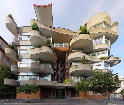 jeroenapers:  Een palazzo op de Via Bruxelles   in Rome, het betreft een appartementencomplex  uit 1968   naar ontwerp van Venturino Ventura. Het corrigeerde perspectief in de foto’s maken de balkons spectaculairder dan het in werkelijkheid is. Als