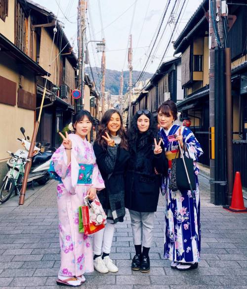 Geishas are the queens of selfies and pictures, they loved it when we asked to take a picture with t