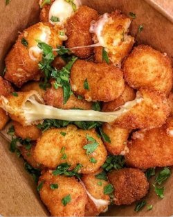 food-porn-diary:  Cheese curds [591 x 739]