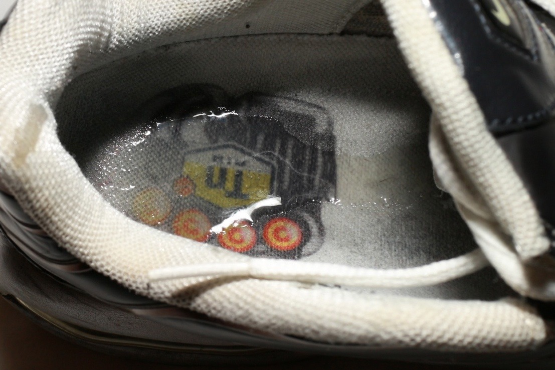 nike-sniffer:  meine volgewixten Sox und Sneaker  I wanna stick my nose in those