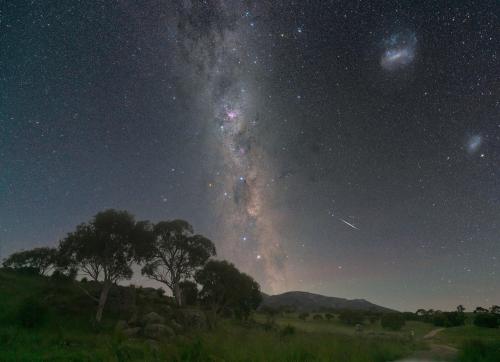 earthporn: Australian Geminids Meteor shower with the Crux Region of the Milky Way [OC] {7328x5304} 