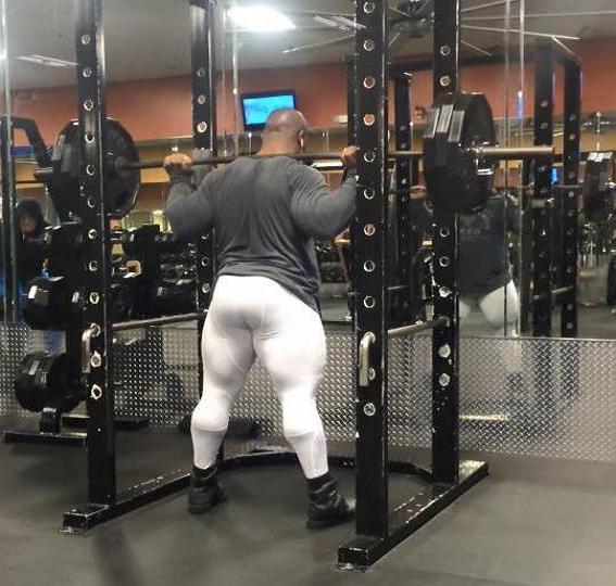 dalthorn:  needsize:  Random squat ass. That’s some big ass legs!  Fucking Christ