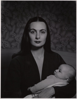 thisobscuredesireforbeauty:  Ballerina Enrica “Ricki” Soma with her daughter Anjelica Huston, photographed by Philippe Halsman, 1946.Source