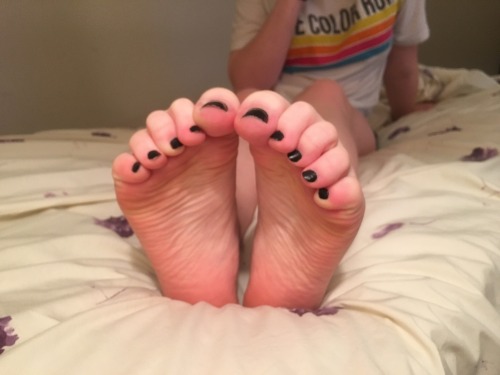 feetofmarleyquinn:First set of some fresh pedi shots!