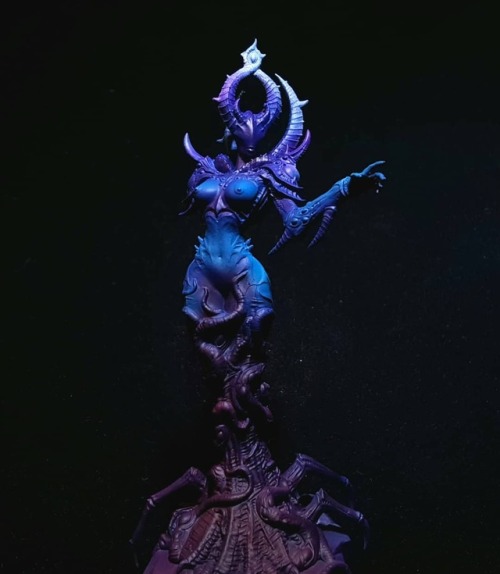 kouratdrhuii - I started to put more colors on the Tzeentch...