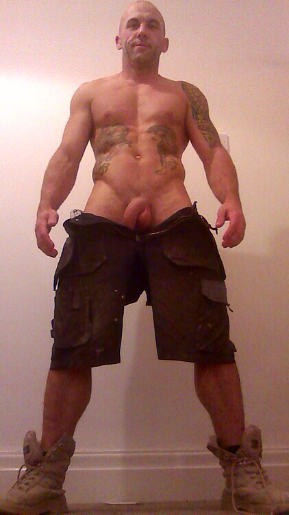 commandolover:  Hot men don’t need underwear: hot men go commando!  Omg