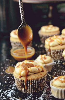 ilovedessert:  Salted Caramel Cupcakes 