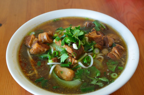 shelovesasianfood:  Beef Noodle Soup 牛肉面 (by avlxyz)