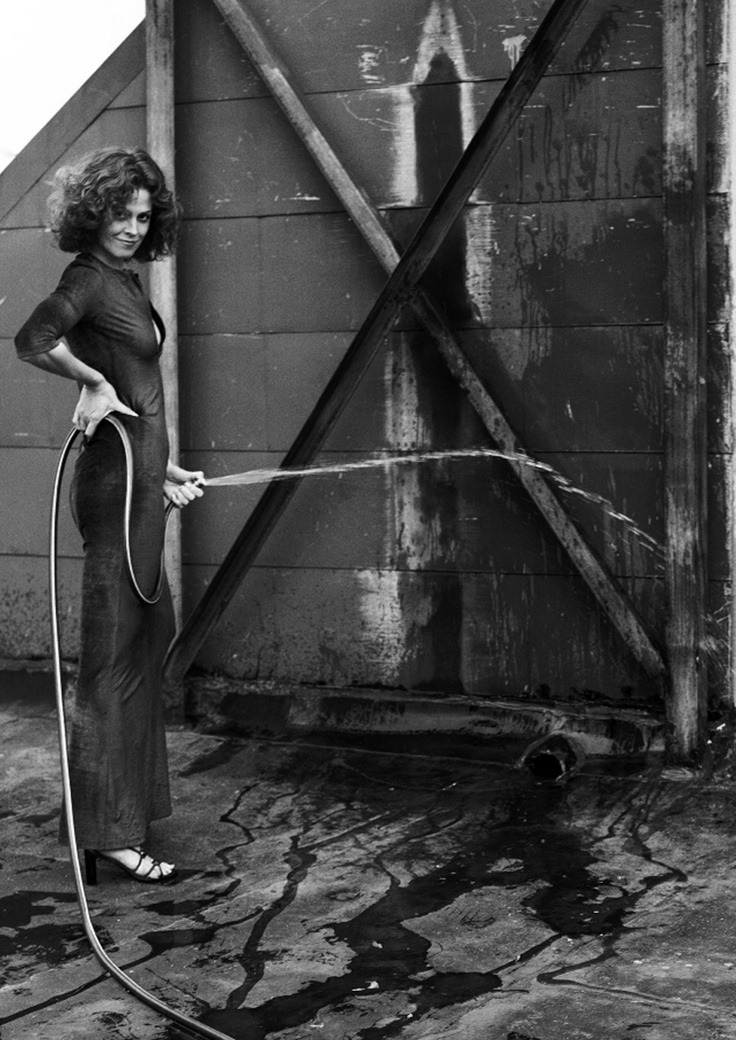 una-lady-italiana:  Sigourney Weaver by Firooz Zahedi 