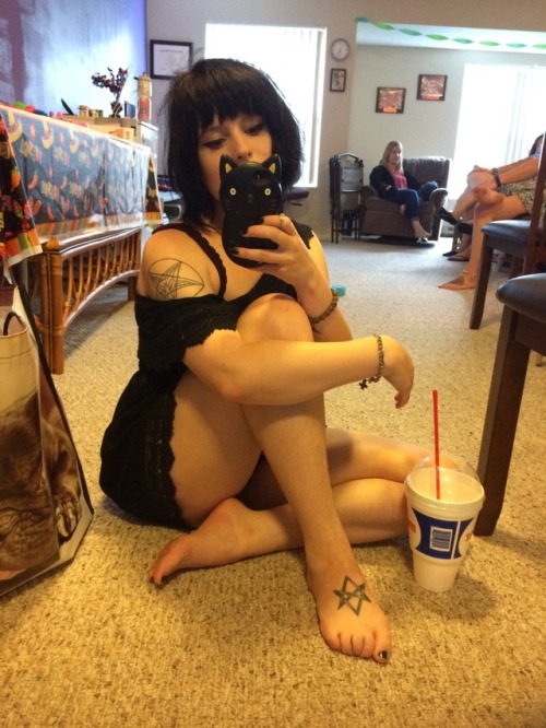venus-worshipper:when you’re the only satanist at the bachelorette party