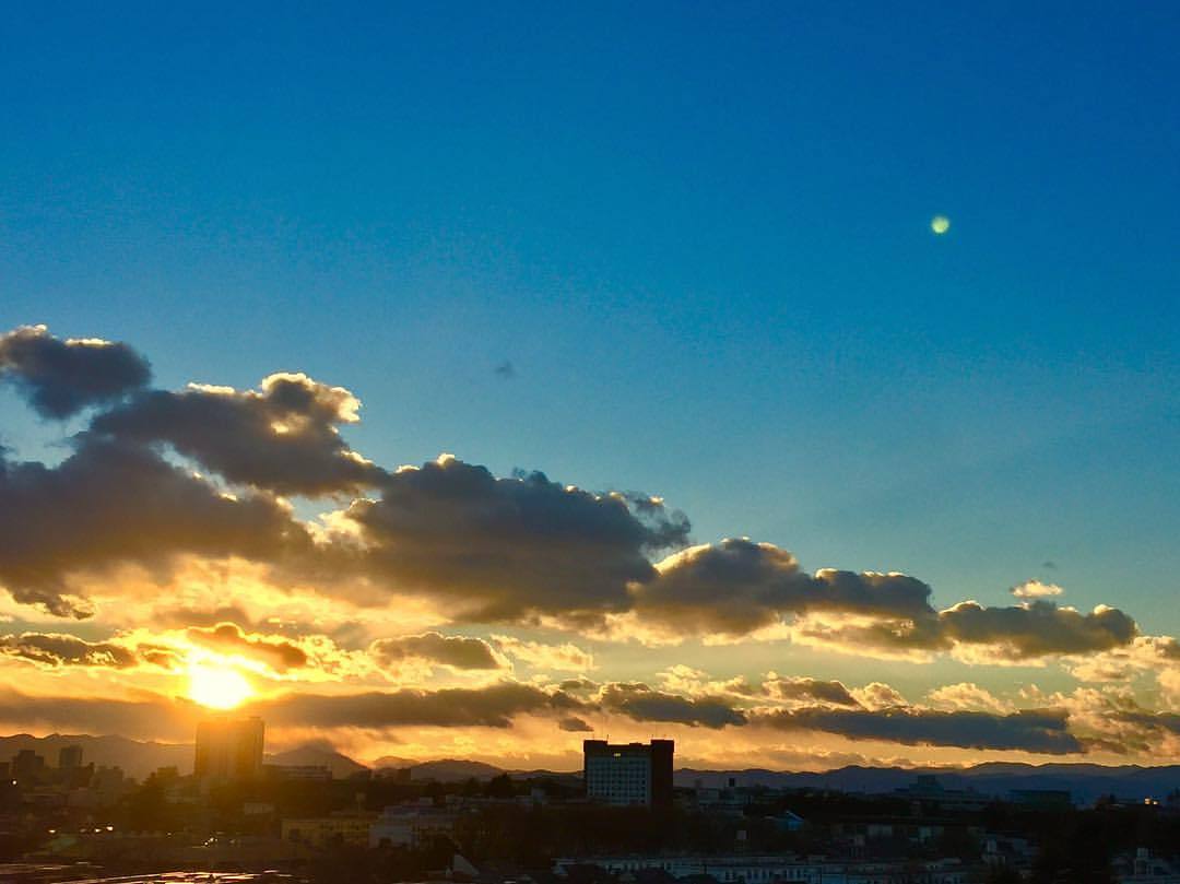 寒かった週末。日曜の吉祥寺 #夕焼け。
#夕日 #夕陽 #sky #mysky #sunset #イマソラ #オレンジ色 #風景 #夕方 #夕方の空 #グラデーション