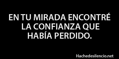 Mientras tanto sonríe.