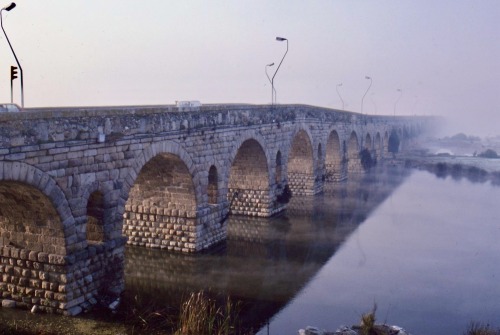Puente sobre el río Guadiana, niebla por la mañana, Mérida, Badajoz, Extremadura, 1987.