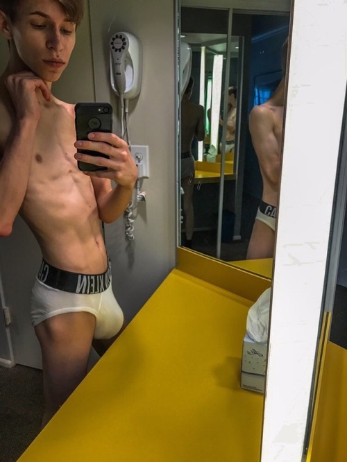 nakedtwinkfeetandfun:My new favorite Helix Studios model, Gabe Isaac, and his huge bulge!