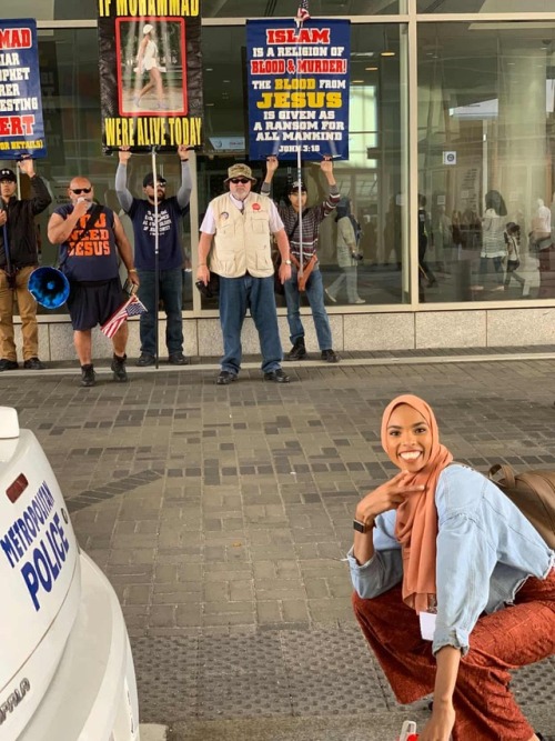 Shaymaa Ismaa’eel ‘Love in the face of bigotry’: woman takes smiling stand against Islamophobic prot