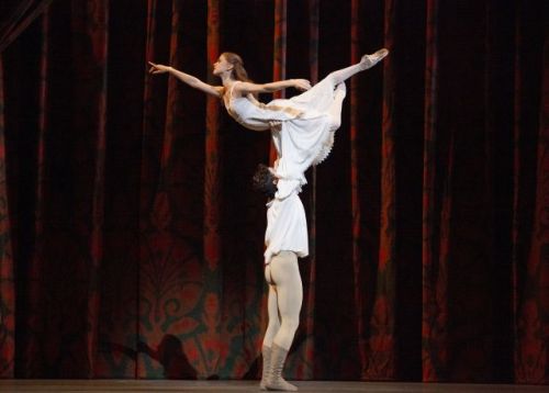 im-so-witte:alwaysiambic:The National Ballet of Canada’s Romeo and Juliet, 2013.Relevant to my inter