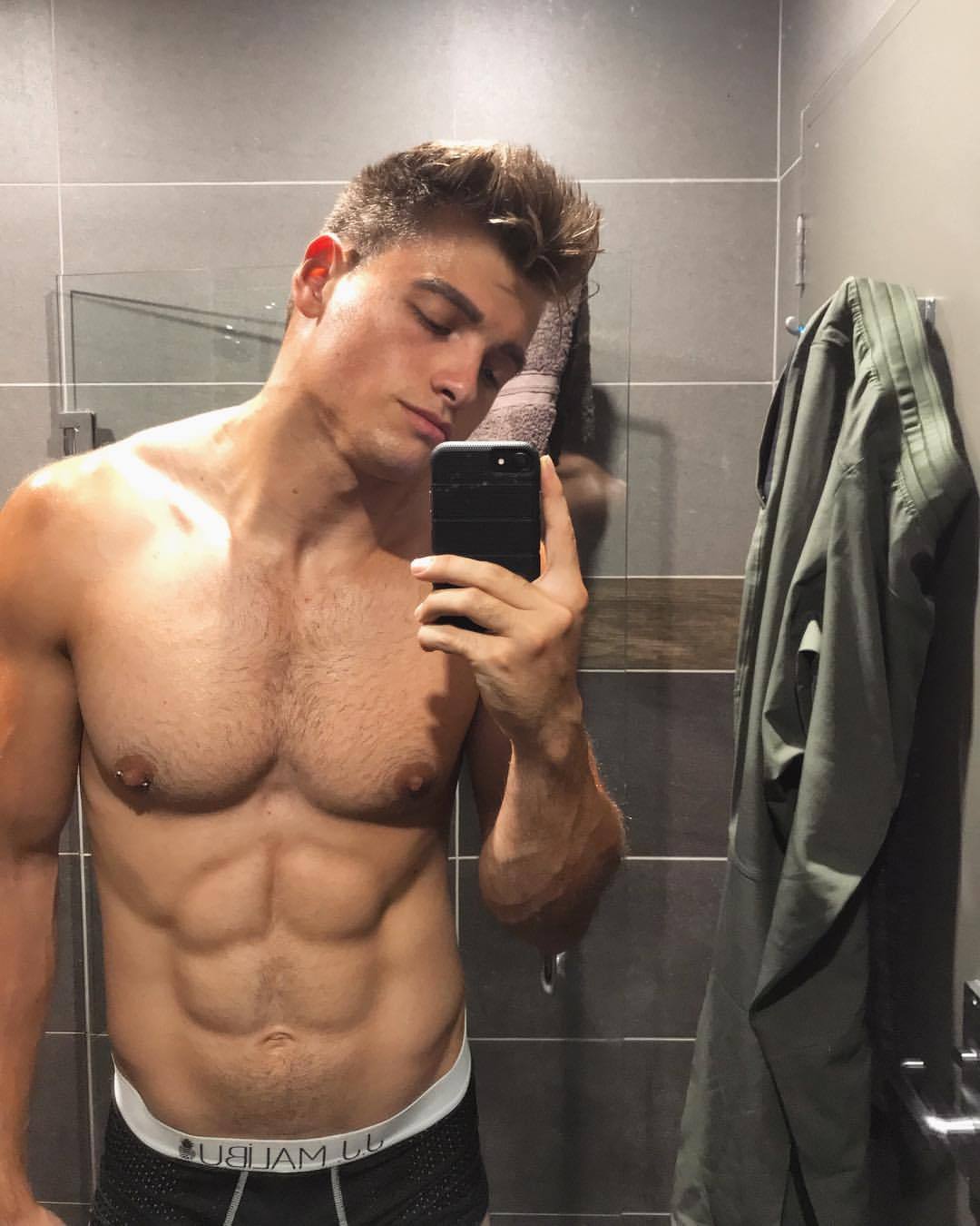 maxsmall:Little update for you guys on the chest hair growth so far!! 😜💪🏽