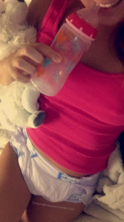 sleepingbeautyyxo:  Sippy ✔️ Comfy diapies ✔️ Fruit snackies ✔️ Maisey ✔️ All that’s missing is daddy!! 