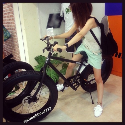 instabicycle: Via @kimukimu1113: ☆cool☆ これ購入しようかと思っているんですが 似合うでしょうか？(°∀°;) 雪でも砂浜でも走れる素敵なこ♪ 買うべきかなぁ。 
