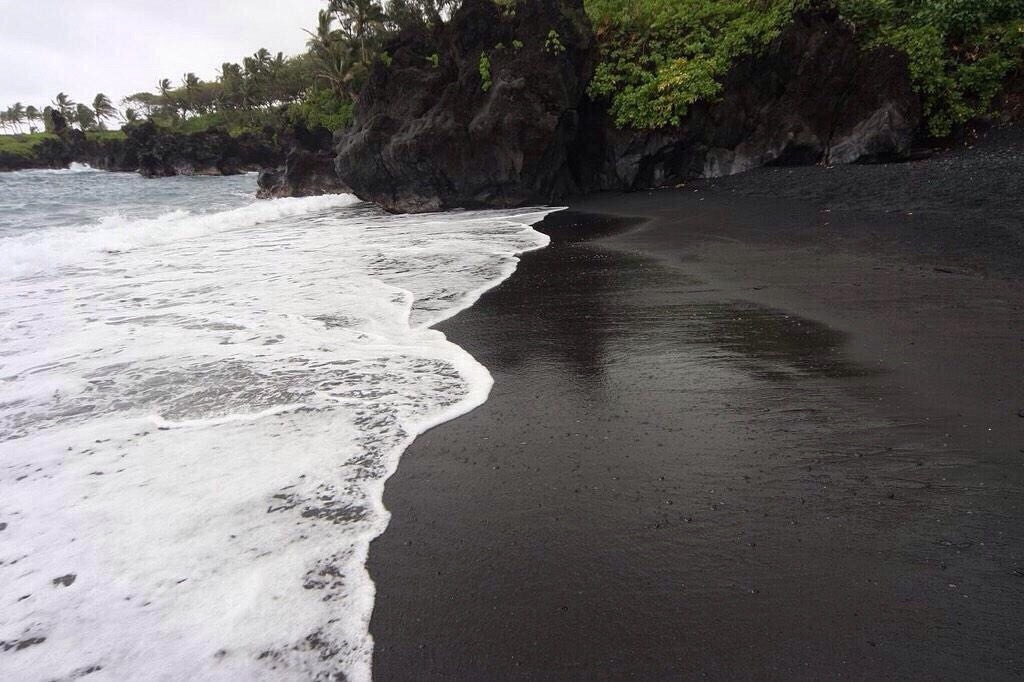 somedayinjakarta:phillipahh:  mothurs:  black sand beaches are so beautiful  WHat