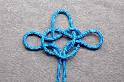 spicenwolf: Shibari Basics 5 - Knots to know:  Fun and beautiful work can be accomplished with granny knots (half hitch) square knots, and simple hitches (once or twice around).  These are all basic knots, and if you can tie your shoes you are halfway