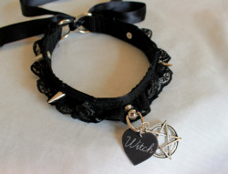 sora-candy-skelleton:  kittensplaypenshop:  Pentagram collar,by baby-perv Can be made in ALL neck sizes :)Custom witch tag here!  Perfect for me 