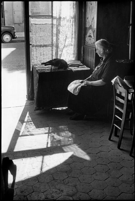  Henri Cartier-Bresson FRANCE. Bourgogne. Côte-d’Or. Beaune. 1956. 
