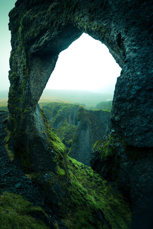 exploreelsewhere:  Even Iceland have arches. Fjaðrárgljúfur, Iceland [1365x2048] (OC @IG/aka.guy) ✈