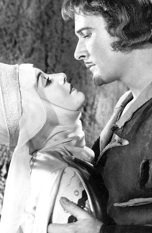 hollywoodlady:Olivia de Havilland and Errol Flynn in The Adventures of Robin Hood, 1938