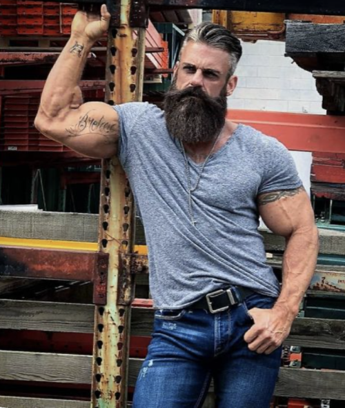growmehugedaddy: Fuck. Daddy. After you give me today’s shot I wanna cum on your beard.  