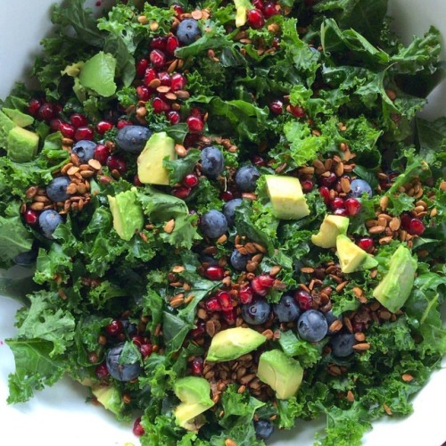 KALE YEAH! Superfood salad packed with #nutrition ⬇️⬇️⬇️ kale massaged with @nutiva garlic coconut o