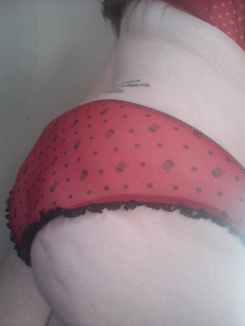 pinkbbw:  fluffisaurus-hiding:  Life life… One cupcake… And curve… At a time.  “jawdrops" 