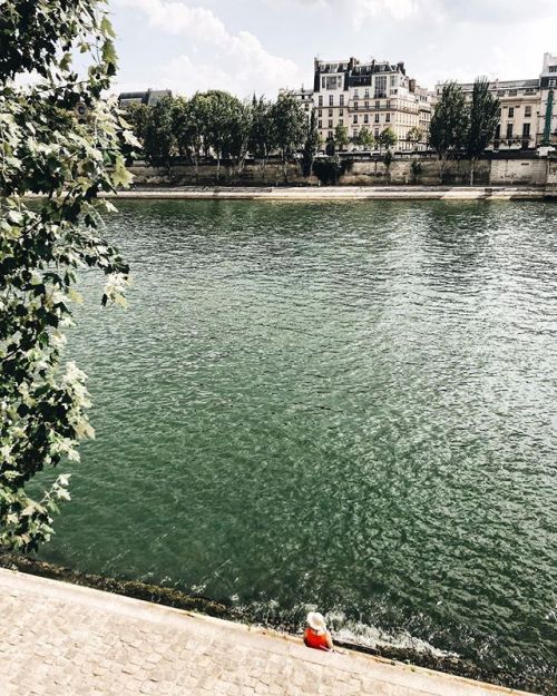 bonjourfrenchwords:Cette vague de chaleur nous fait regretter qu'il ne soit pas possible de se baign