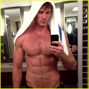 boytrappedinthcloset:  Look at Derek Theler perfectly shaped abs