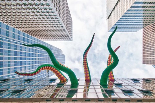 Tentacules colorées ou “attaque visuelle” de Designs in air, La Défense, Courbevoie, Fra