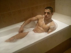 collegewrestler:  Damn, Plamen in the bathtub