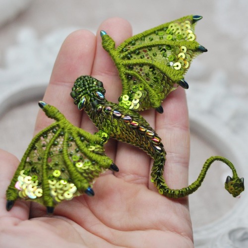 sosuperawesome:Beaded Dragon BroochesSoyushka on Etsy 